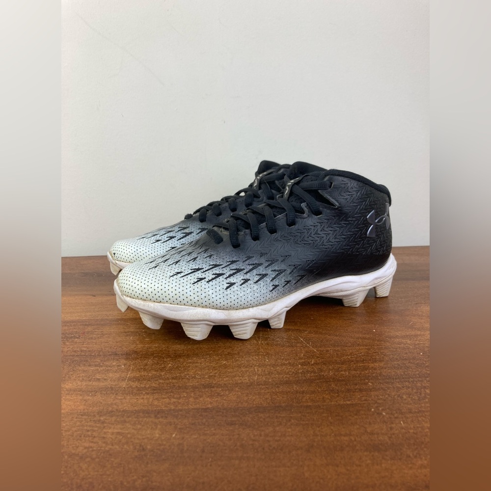 UNDER ARMOUR Kids 3.5 Youth Size Black And White 3027 320-001 Pre Owned Shoes